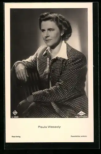 AK Schauspielerin Paula Wessely nachdenklich auf einem Stuhl sitzend