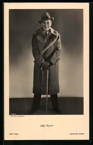 AK Schauspieler Jgo Sym im Mantel, Stock und Hut