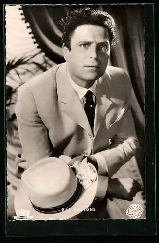 AK Schauspieler Raf Vallone im Anzug mit Hut