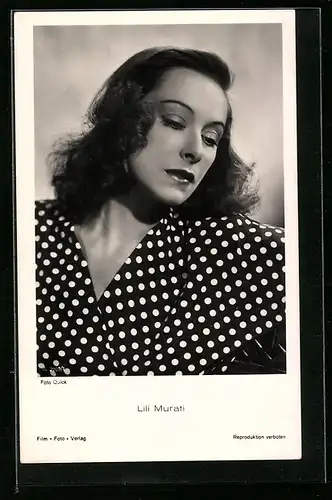 AK Schauspielerin Lili Murati elegant im gepunkteten Kleid