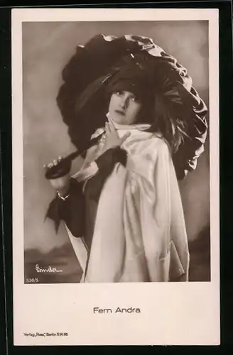 AK Schauspielerin Fern Andra mit Umhang und Schirm