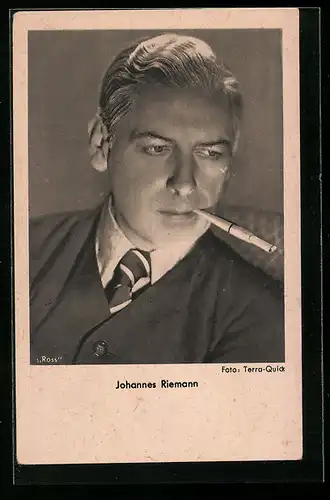 AK SchauspielerJohannes Riemann mit Zigarette