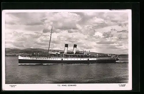 AK T.S. King Edward fährt eine Küste entlang, Passagierschiff