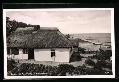 AK Henkenhagen, Fischerhaus mit Blick zum Strand