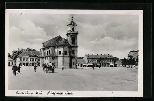 AK Lundenburg, Passanten auf dem Platz