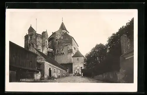 AK Nedvedice, Hrad Pernstýn, Innenhof mit Blick auf Burg