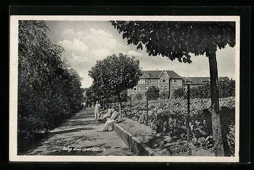 AK Bad Oeynhausen i. W., Wittekindshof, Weg am Sportplatz