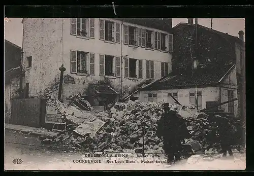 AK Courbevoie, Rue Louis-Blanc, Maison écroulée, Crue de la Seine