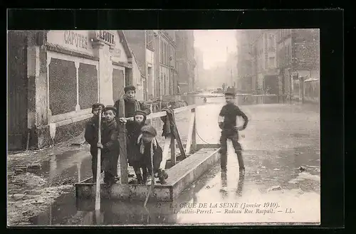 AK Levallois-Perret, Radeau Rue Raspail, La Crue de la Seine