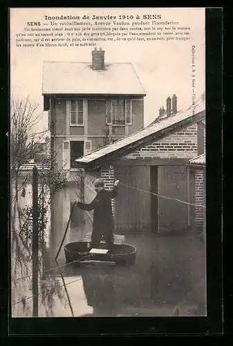 AK Sens, Inondation de Janvier 1910, Un ravitaillement, Avenue Vauban pendant l`inondation