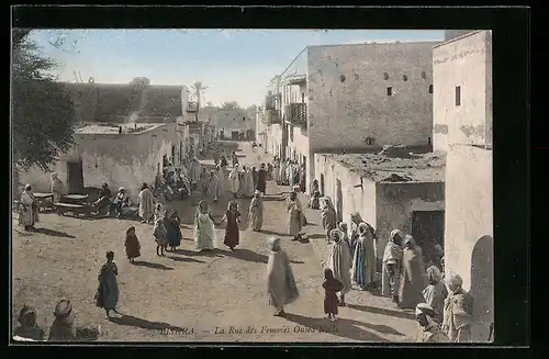 AK Biskra, La Rue des Femmes Ouled Nails, Strassenpartie