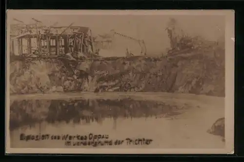 Foto-AK Oppau, Explosion des Werkes Oppau, Im Vordergrund der Trichter