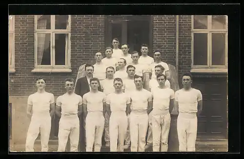 Foto-AK Borris, Gruppe junger Herren vor einem Haus