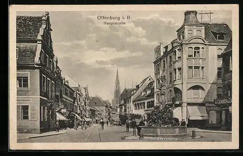 AK Offenburg i. B., Hauptstrasse mit Geschäften, Apotheke und Brunnen