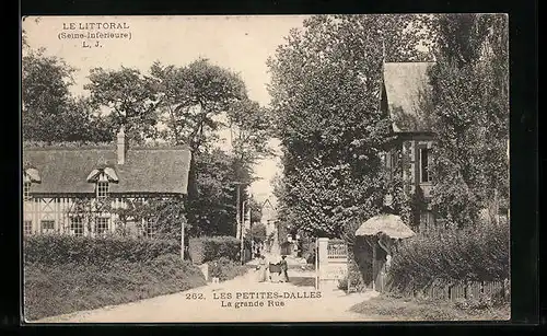 AK Les Petites-Dalles, La grande Rue