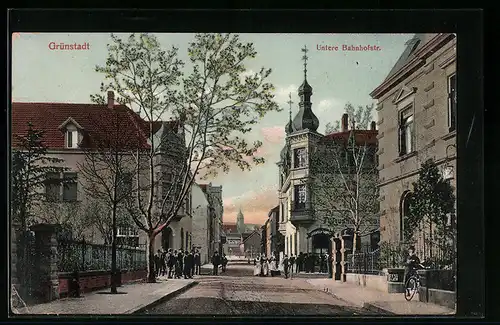 AK Grünstadt, Untere Bahnhofstrasse mit Augustiner-Gasthaus, Herrengruppe und Damen-Trio