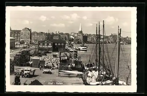AK Kiel, Segelschiff am Quai im Hafen, Stadtpanorama