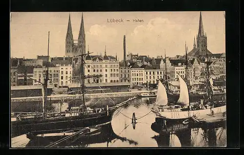 AK Lübeck, Blick über den Hafen in Richtung Stadtkern