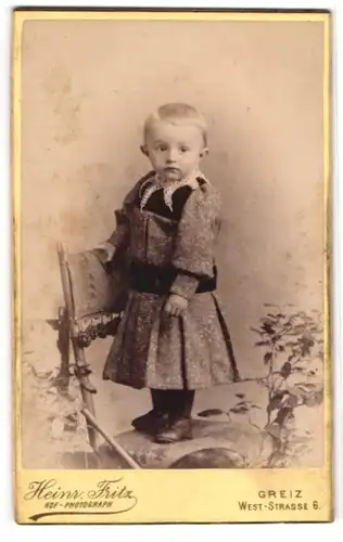 Fotografie Heinr. Fritz, Greiz, Weststr. 6, Kleiner Junge im hübschen Kleid