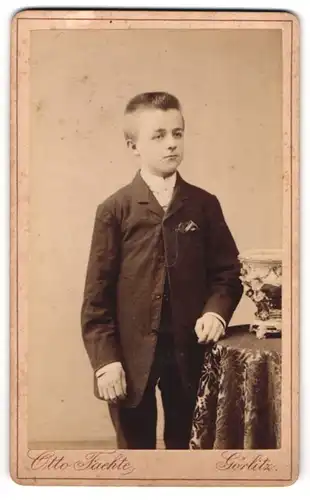 Fotografie Otto Faehte, Görlitz, Grüner Graben 29, Halbwüchsiger Knabe im Anzug mit Krawatte