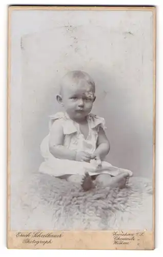 Fotografie Erich Scheithauer, Zwickau i. S., Äussere Plauensche Str. 24, Süsses Kleinkind im Hemd mit nackigen Füssen