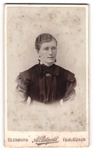 Fotografie A. Petzold, Düben, Bürgerliche Dame mit Kragenbrosche