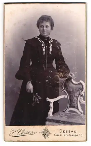 Fotografie P. Clasen, Dessau, Cavalierstr. 16, Junge Dame im Kleid