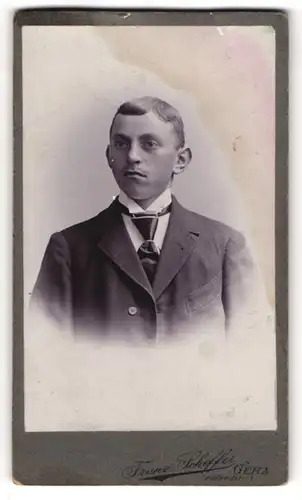 Fotografie Franz Scheffer, Gera, Junger Mann im Anzug mit Krawatte
