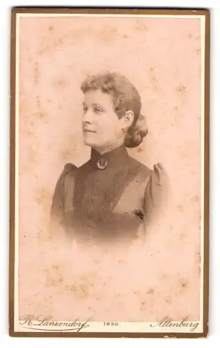 Fotografie R. Lanzendorf, Altenburg, Bernhardt-Str. 5, Junge Dame im Kleid mit Kragenbrosche