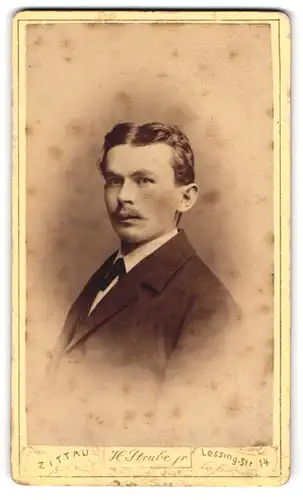 Fotografie H. Strube jr., Zittau, Lessing-Str. 14, Eleganter Herr mit Oberlippenbart