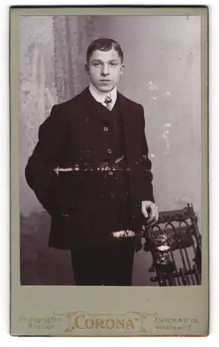 Fotografie Atelier Corona, Zwickau i. S, Wilhelmstr. 7, Junger Mann im Anzug mit Krawatte