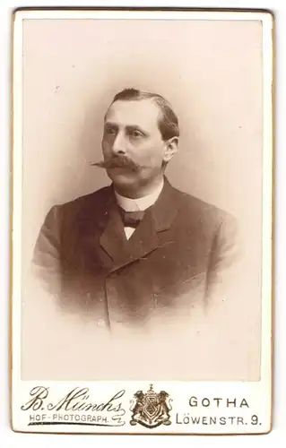 Fotografie B. Münchs, Gotha, Löwenstr. 9, Elegant gekleideter Herr mit Schnauzbart