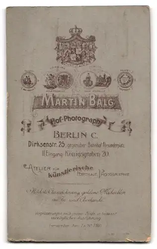 Fotografie Martin Balg, Berlin, Dirksenstr. 25 Eingang Königsgraben 20, Eleganter Herr mit Schnauzbart