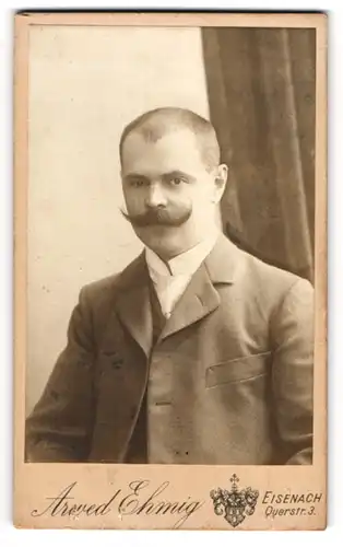 Fotografie Arwed Ehmig, Eisenach, Querstr. 3, Elegant gekleideter Herr mit Schnauzbart