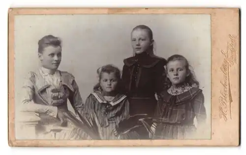 Fotografie H. Blechenberg, Bredstedt, Bahnhof-Strasse, Vier Schwestern in feinen Kleidern