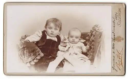 Fotografie Eduard Bertel, Salzburg, Zwei Geschwisterchen auf einer Chaiselongue