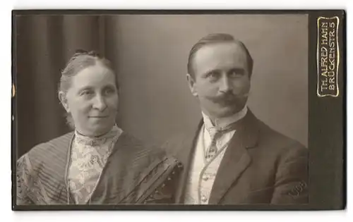 Fotografie Th. Alfred Hahn, Chemnitz, Brückenstrasse 5, Gestandenes bürgerliches Paar im feinen Zwirn