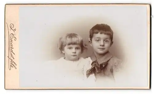 Fotografie J. Enard et fils, Delemont, Avenue de la gare, Zwei Geschwister in feinen Kleidern
