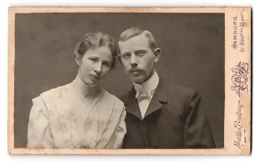 Fotografie Martha Bontemps, Hamburg, Gr. Bleichen 30, Bürgerliches Paar in inniger Pose