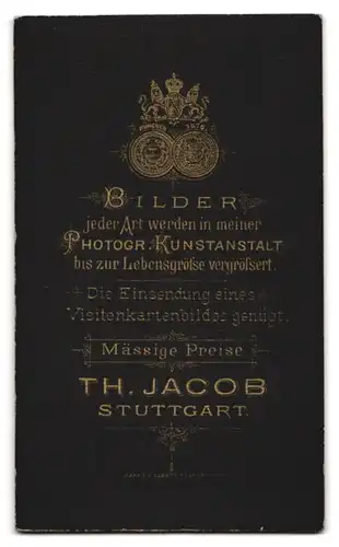 Fotografie Th. Jacob, Stuttgart, Wandersmann mit Hut, Stock und Mantel