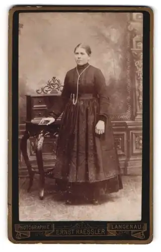 Fotografie Ernst Raessler, Langenau, Junge Frau im schlichten Kleid und strenger Frisur