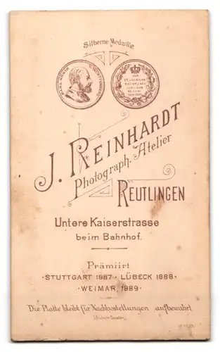 Fotografie J. Reinhardt, Reutlingen, Untere Kaiserstrasse beim Bahnhof, Bürgerlicher Herr m. Schnauzer im karierten Anzug