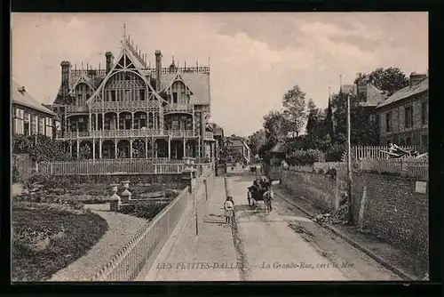 AK Les Petites-Dalles, La Grande Rue, vers la Mer