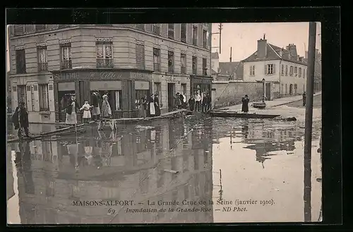 AK Maisons-Alfort, La Grande Crue de la Seine 1910, Grande Rue, Hochwasser