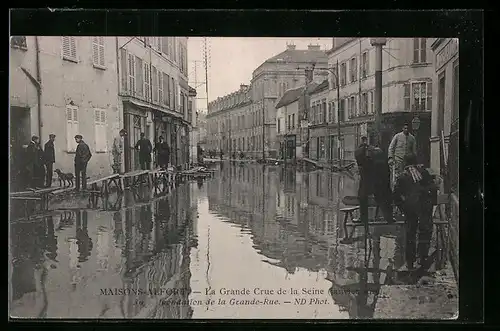 AK Maisons-Alfort, La Grande Crue de la Seine 1910, la Grande Rue, Hochwasser