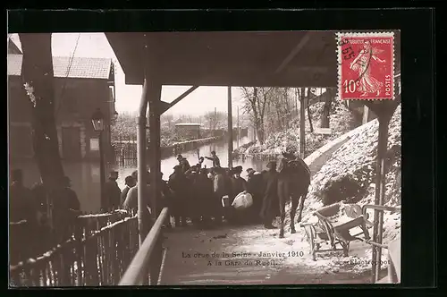 AK Rueil, La crue de la Seine 1910, A la Gare, Hochwasser
