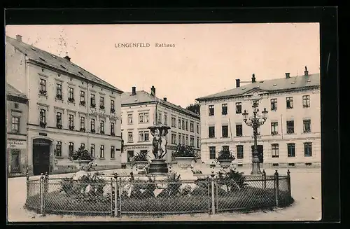 AK Lengenfeld, Rathaus mit Brunnen und Geschäft Badstübner