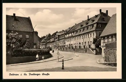 AK Oederan i. Sa., Freiberger Strasse mit Passanten