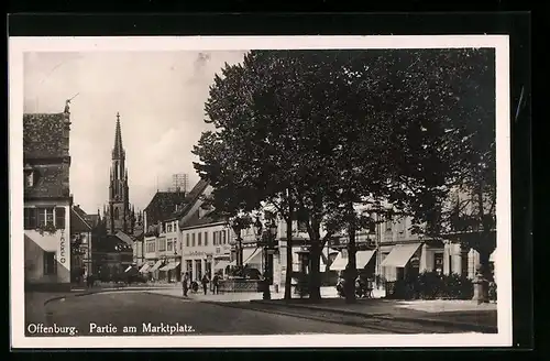 AK Offenburg, Partie am Marktplatz mit Apotheke, Geschäften und Kirche