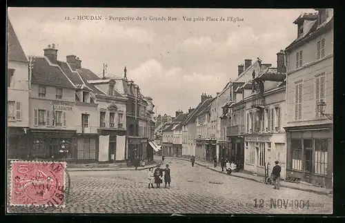 AK Houdan, Perspective de la Grande Rue, Vue prise Place de l`Eglise